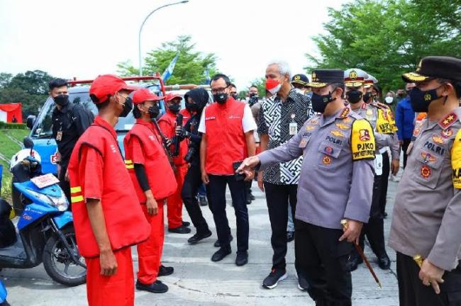 Kapolri Bersama Gubernur Jateng Cek Langsung Kesiapan Pengamanan Arus Mudik Di Gerbang Tol Kalikangkung
